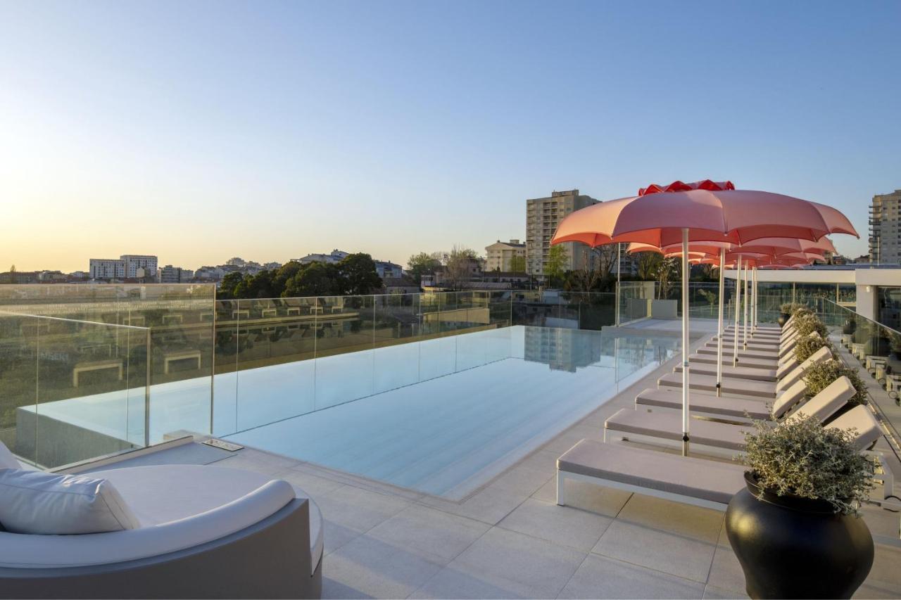 Renaissance Porto Lapa Hotel Exteriör bild The rooftop pool at the hotel