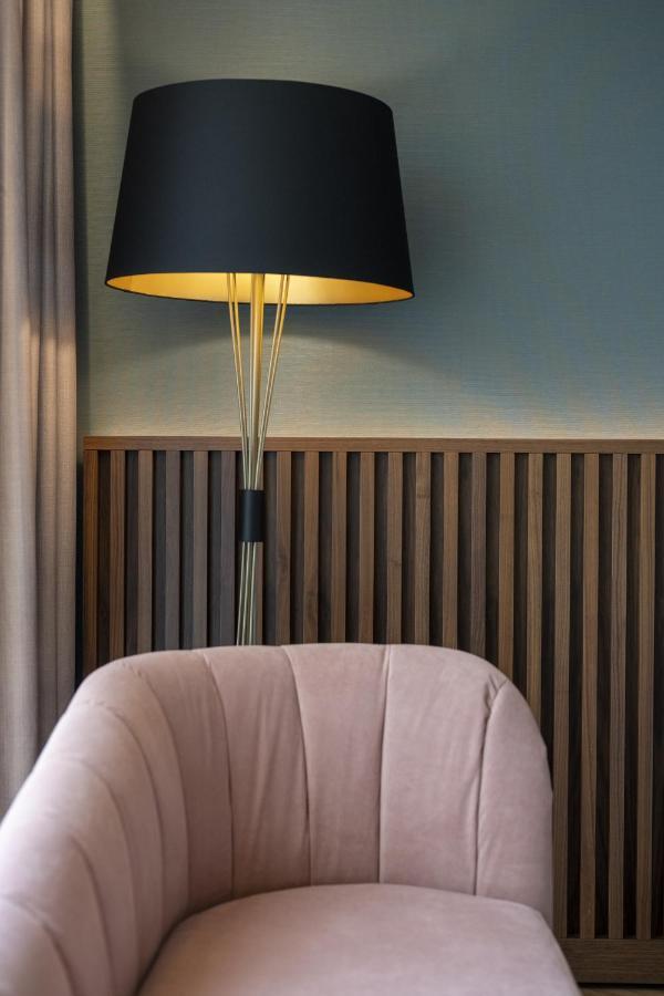 Renaissance Porto Lapa Hotel Exteriör bild A floor lamp