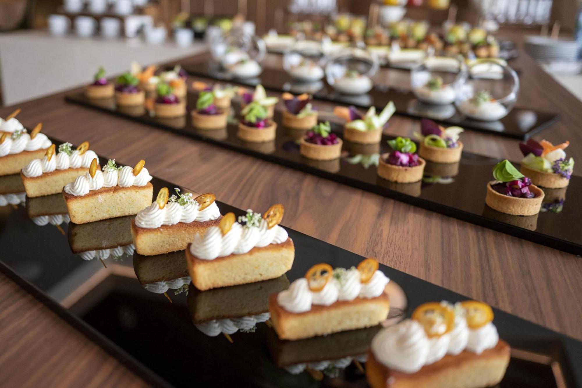 Renaissance Porto Lapa Hotel Exteriör bild A selection of desserts