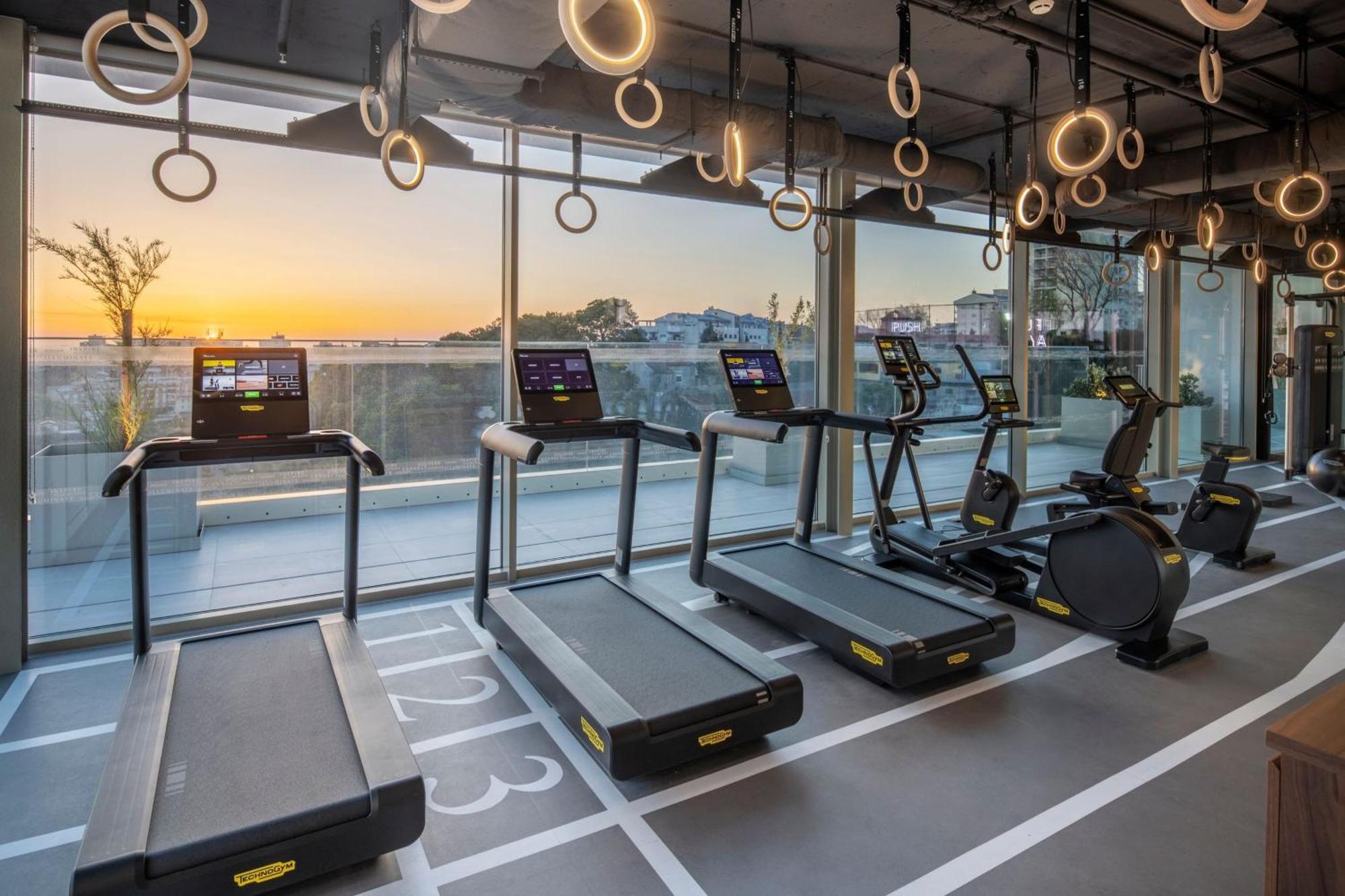 Renaissance Porto Lapa Hotel Exteriör bild The gym at the 1001 Olympic Boulevard building